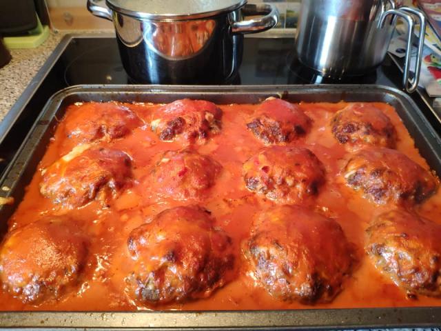 Bild von 🍅 Ofenfrikadellen Deluxe – mit Zwiebelbett und Käsehaube